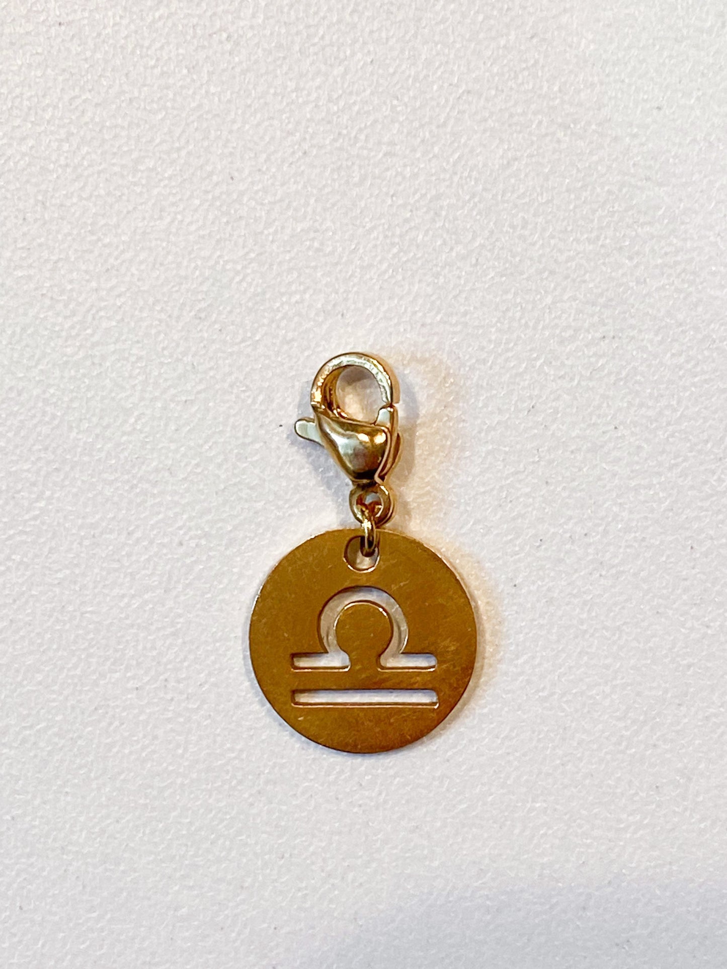Charm astrologique en acier inoxydable doré