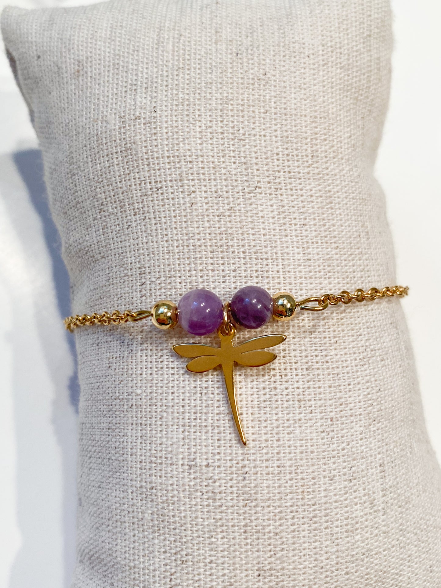 Bijou améthyste et acier doré, bracelet libellule pour un look raffiné