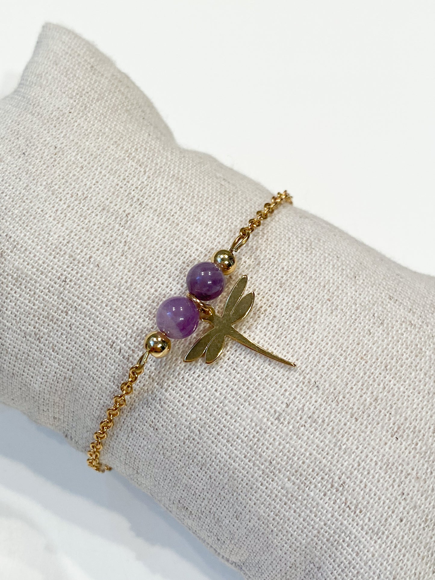 Bijou améthyste et acier doré, bracelet libellule pour un look raffiné