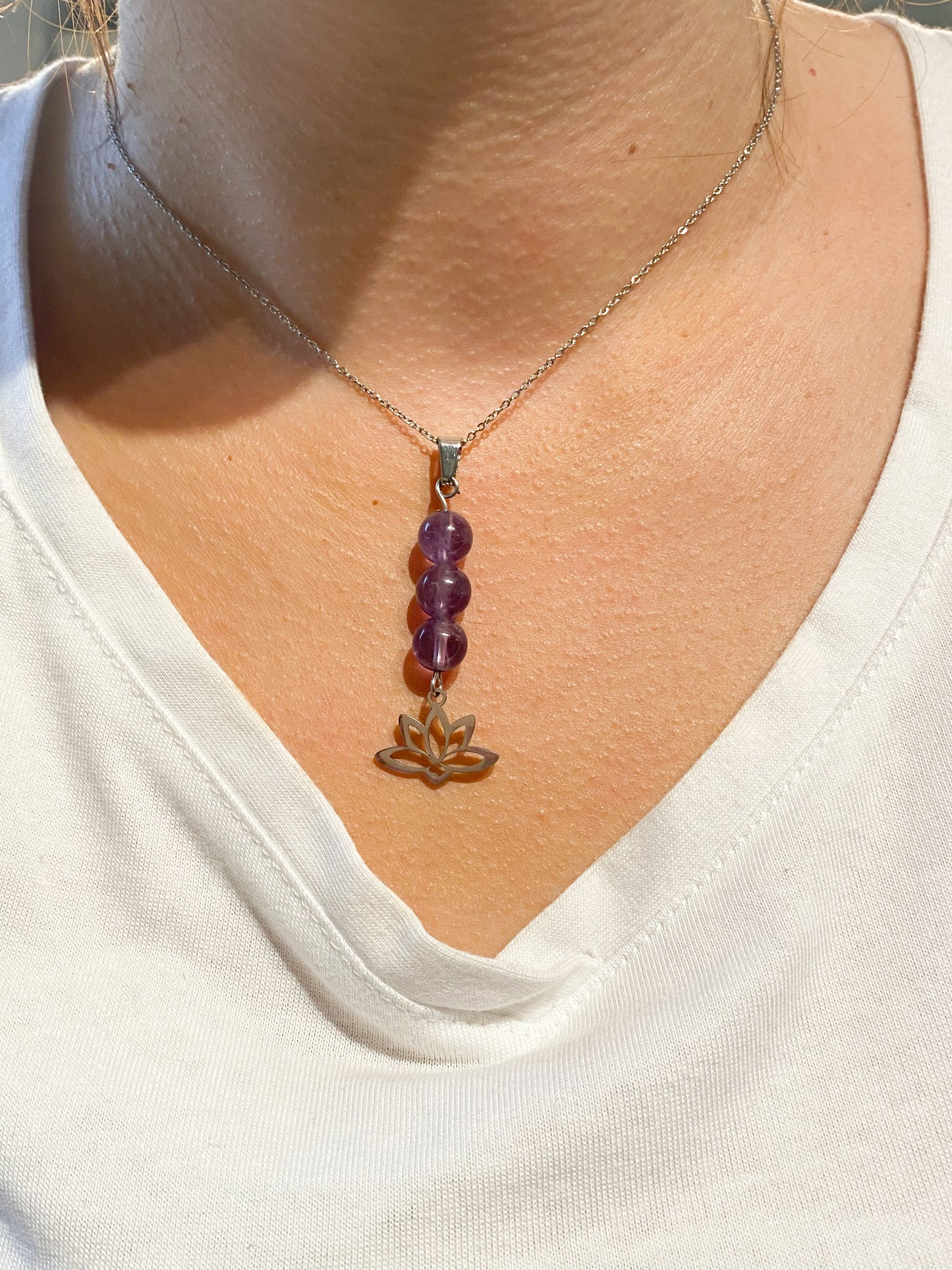 Collier en améthyste et acier inoxydable argenté avec pendentif lotus