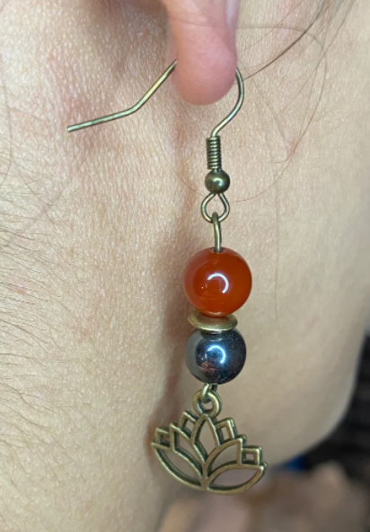 Boucles d'oreilles lotus en pierre naturelle Hématite et Cornaline