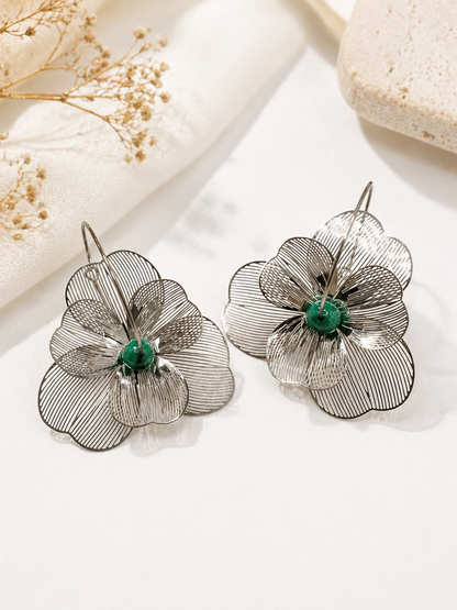 Boucles d’oreilles fleur en acier inoxydable argenté et malachite – bijoux durables et élégants