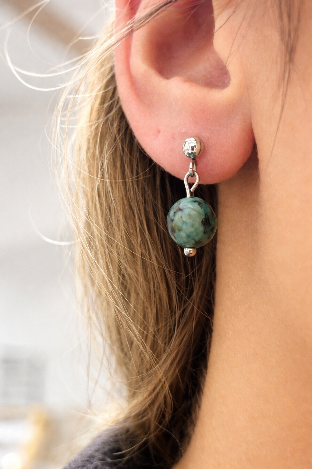 Boucles d’Oreilles Turquoise Naturelle en Acier Inoxydable Argenté – Bijou Énergétique Apaisant & Élégant