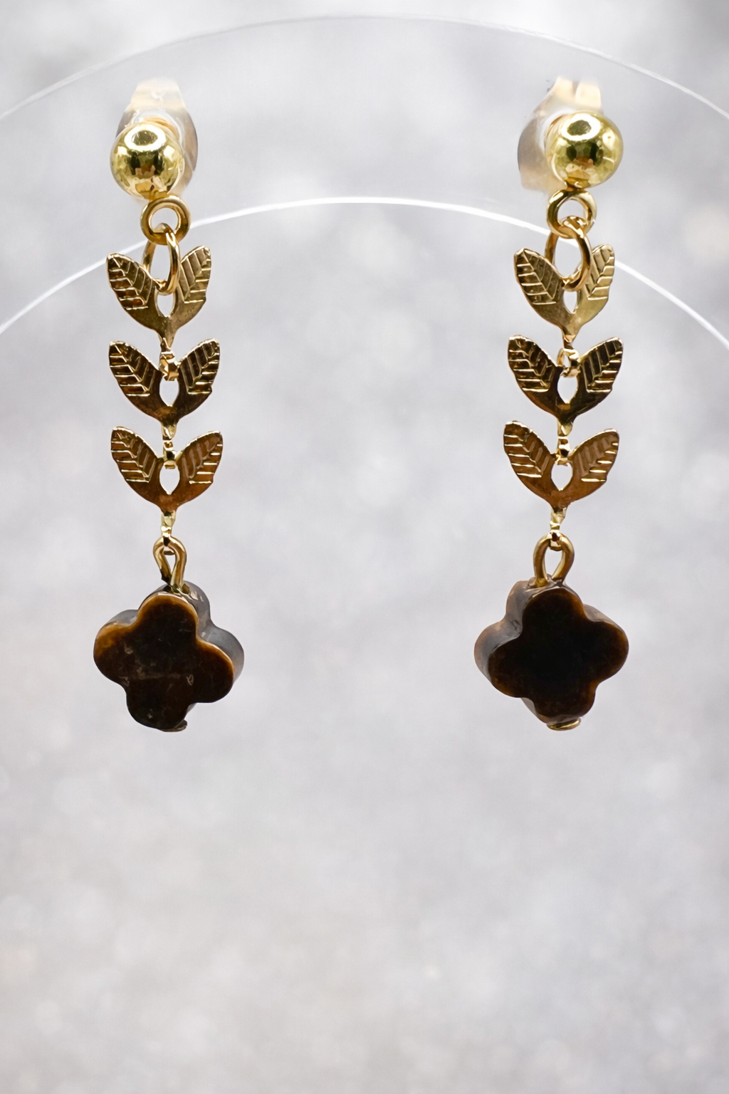 Boucles d’oreilles œil de tigre trèfle – Acier inoxydable doré – Bijou protection