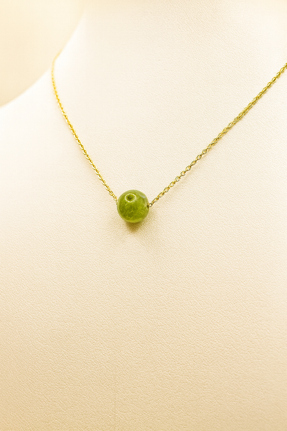 Collier en Péridot Naturel & Acier Doré – Vitalité, Protection & Élégance Solaire