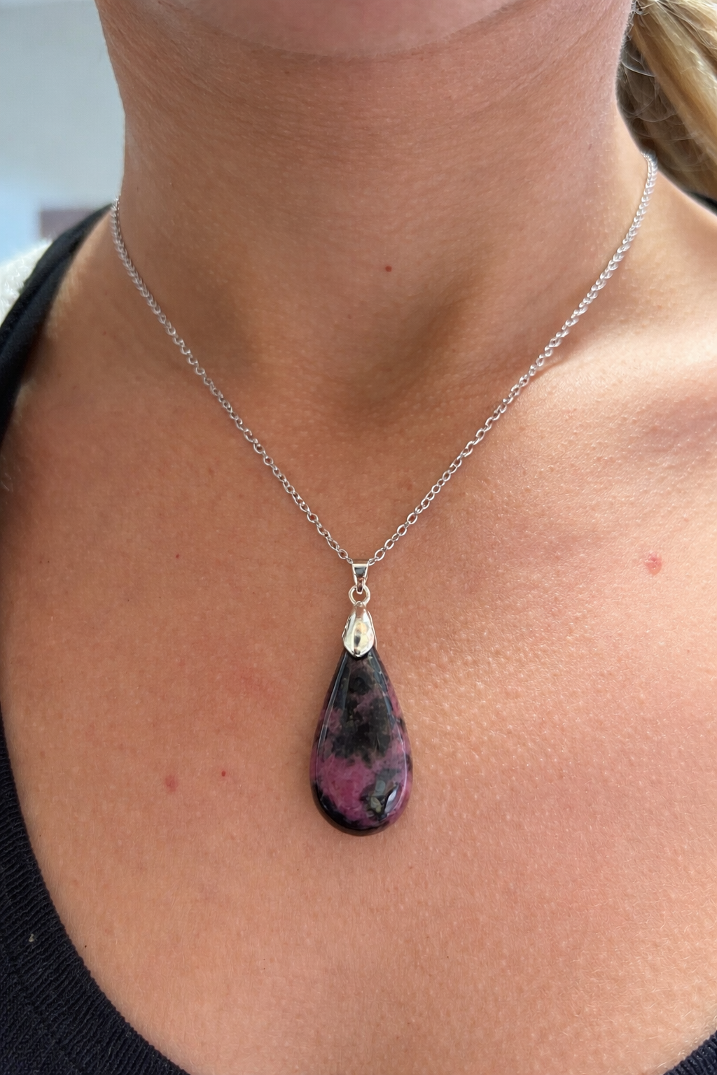 Collier en Thulite Naturelle – Pierre de Confiance & Amour de Soi – Acier Inoxydable Argenté