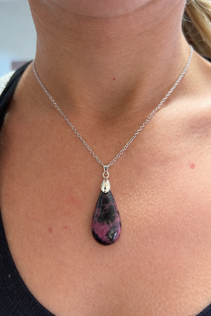 Collier en Thulite Naturelle – Pierre de Confiance & Amour de Soi – Acier Inoxydable Argenté