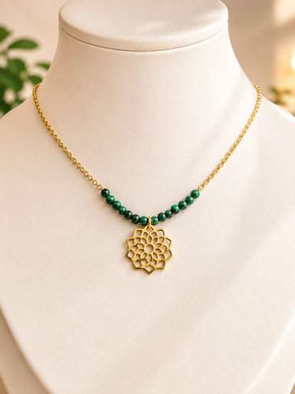 Collier en Malachite et Acier Inoxydable : Éclat Naturel et Résistance Moderne