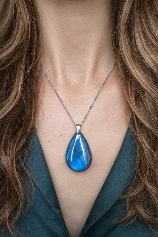 Collier Labradorite Femme – Pierre Naturelle de Protection – Pendentif Labradorite Bleue – Bijou Énergétique Anti Stress – Collier Argent Élégant