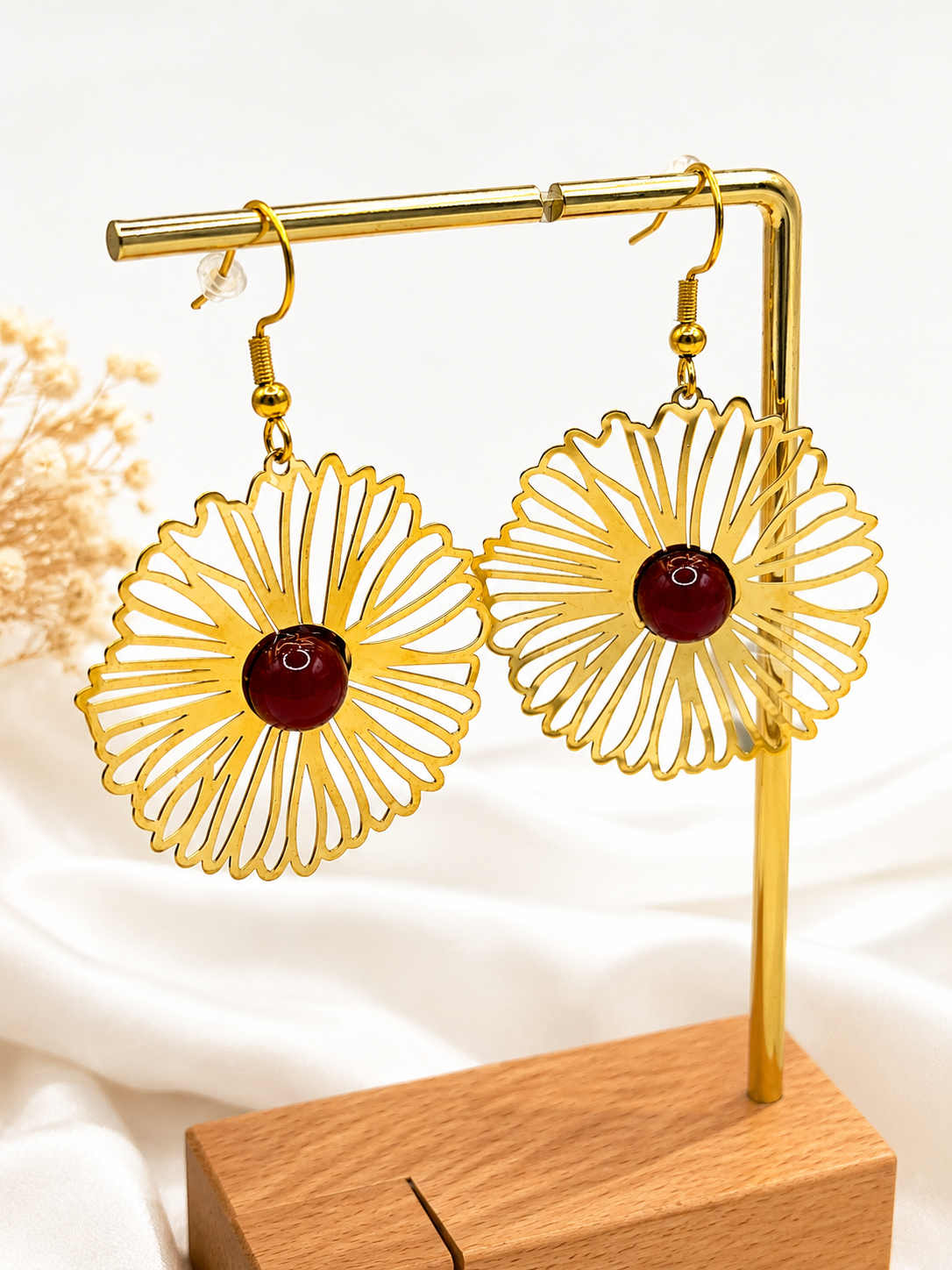 Boucles d’oreilles fleur en cornaline – acier inoxydable doré, bijou féminin et élégant