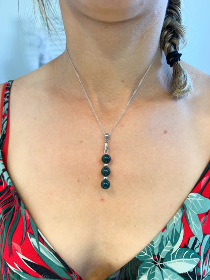 Collier en Acier Inoxydable Argenté avec 3 Perles d'Agate Mousse – Élégance Naturelle