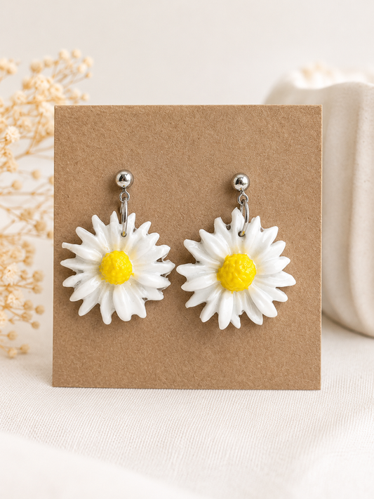 Boucles d’oreilles marguerite en pâte polymère – bijoux floraux légers faits main, style bohème et printanier