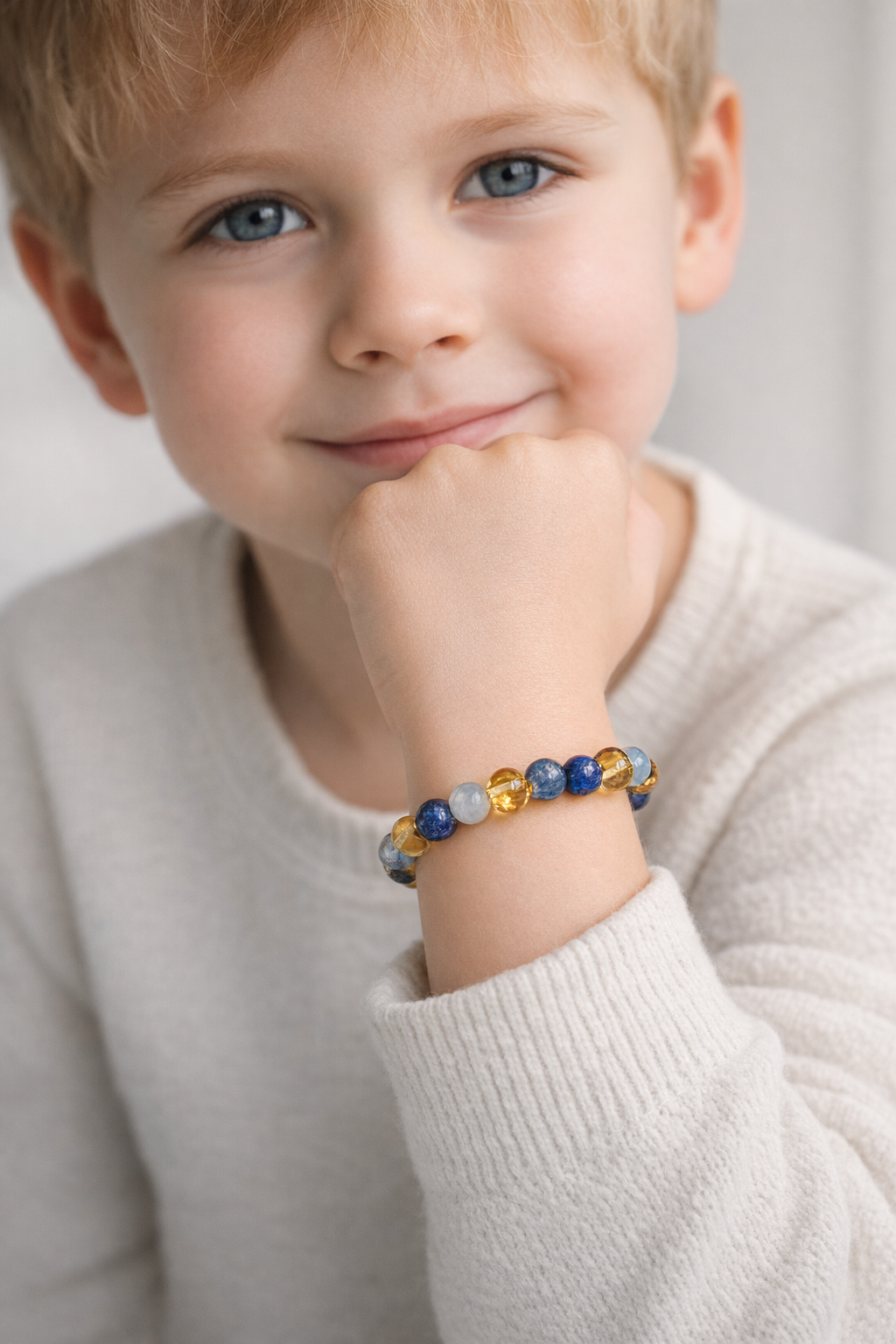Bracelet enfant ambre, aigue‑marine et lapis‑lazuli – pierres naturelles bleues et dorées, douceur, protection et sérénité