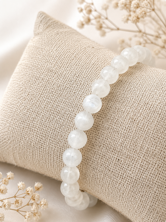 Bracelet Pierre de Lune 6mm : Bienfaits Émotionnels et Élégance Discrète