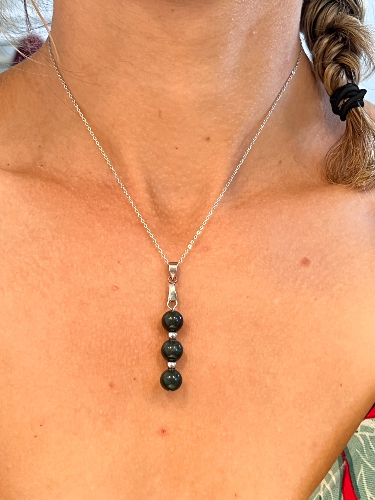 Collier en Acier Inoxydable Argenté avec 3 Perles d'Agate Mousse – Élégance Naturelle