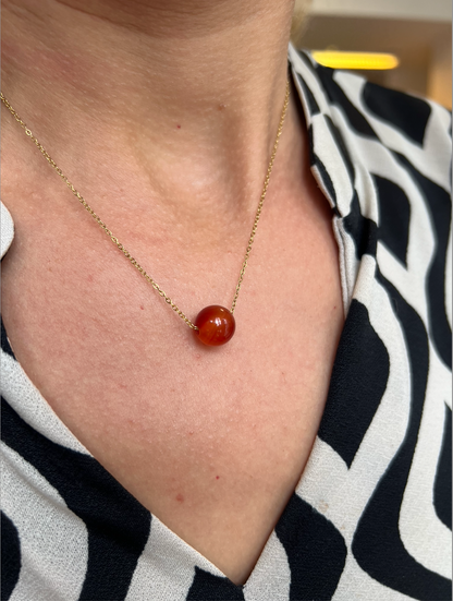 Collier cornaline acier inoxydable doré – collier pierre naturelle énergie et vitalité femme, bijou acier doré hypoallergénique, cadeau lithothérapie.