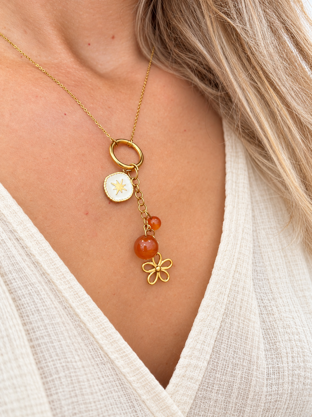 Collier cornaline avec breloque fleur – acier inoxydable doré