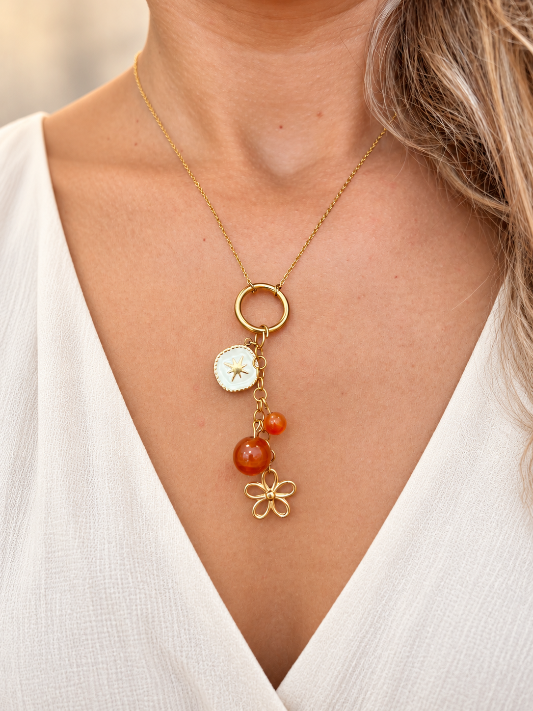 Collier cornaline avec breloque fleur – acier inoxydable doré