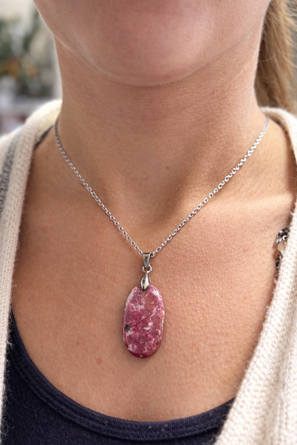 Collier en Thulite naturelle & acier inoxydable argenté – Bijou bien-être, confiance en soi & énergie du cœur
