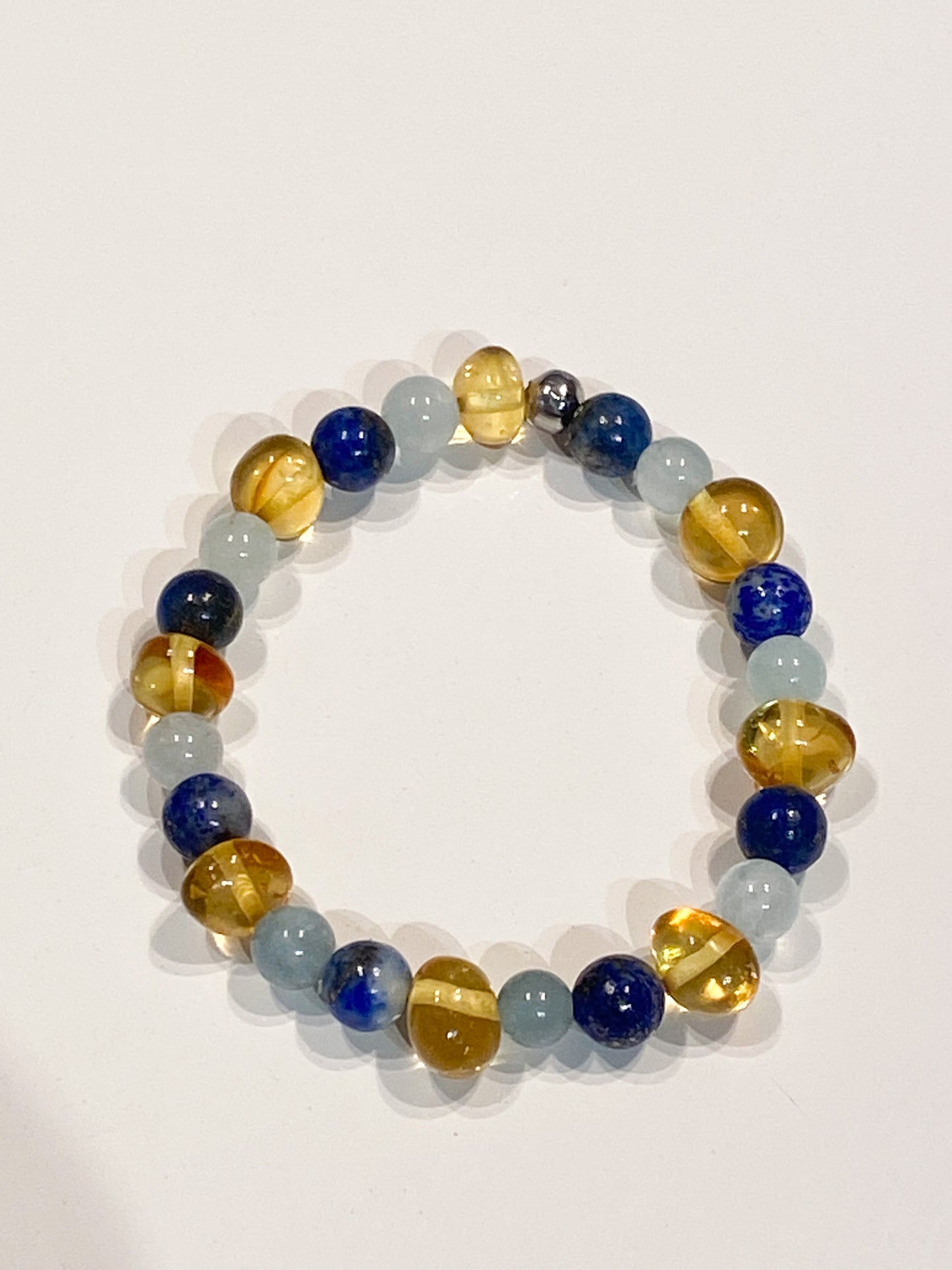 "Bracelet enfant en ambre, aigue marine et lapis lazuli : une harmonie naturelle pour protéger et apaiser"