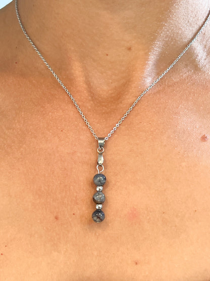 Collier Saphir en Acier Inoxydable Argenté : Bijou Moderne et Sophistiqué 💍🔹