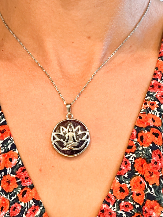 Collier en améthyste et acier inoxydable avec motif lotus et Bouddha – Énergie et spiritualité