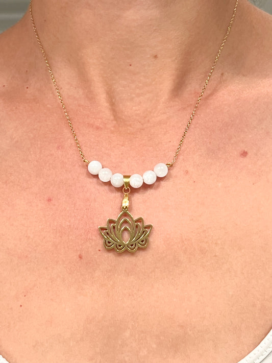 Collier en Pierre de Lune et Lotus Doré : Bijou Raffiné en Acier Inoxydable