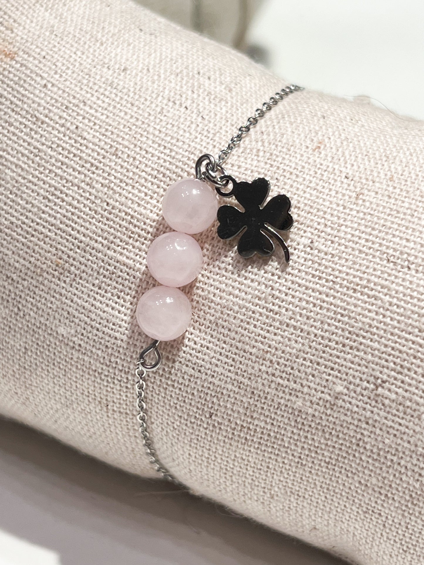 Bracelet Quartz Rose et Trèfle Argenté : Charme et Résistance en Acier