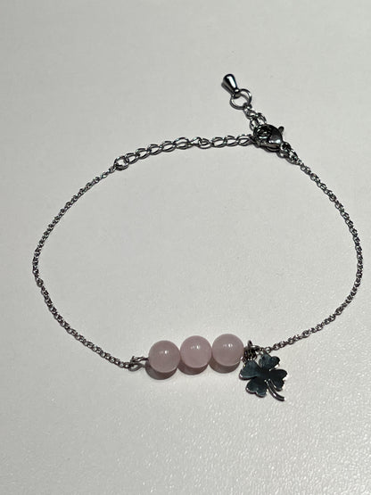 Bracelet Quartz Rose et Trèfle Argenté : Charme et Résistance en Acier