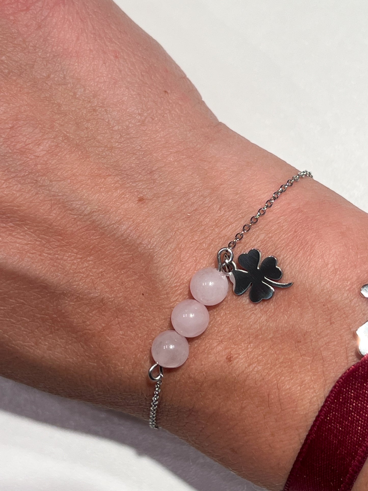 Bracelet Quartz Rose et Trèfle Argenté : Charme et Résistance en Acier