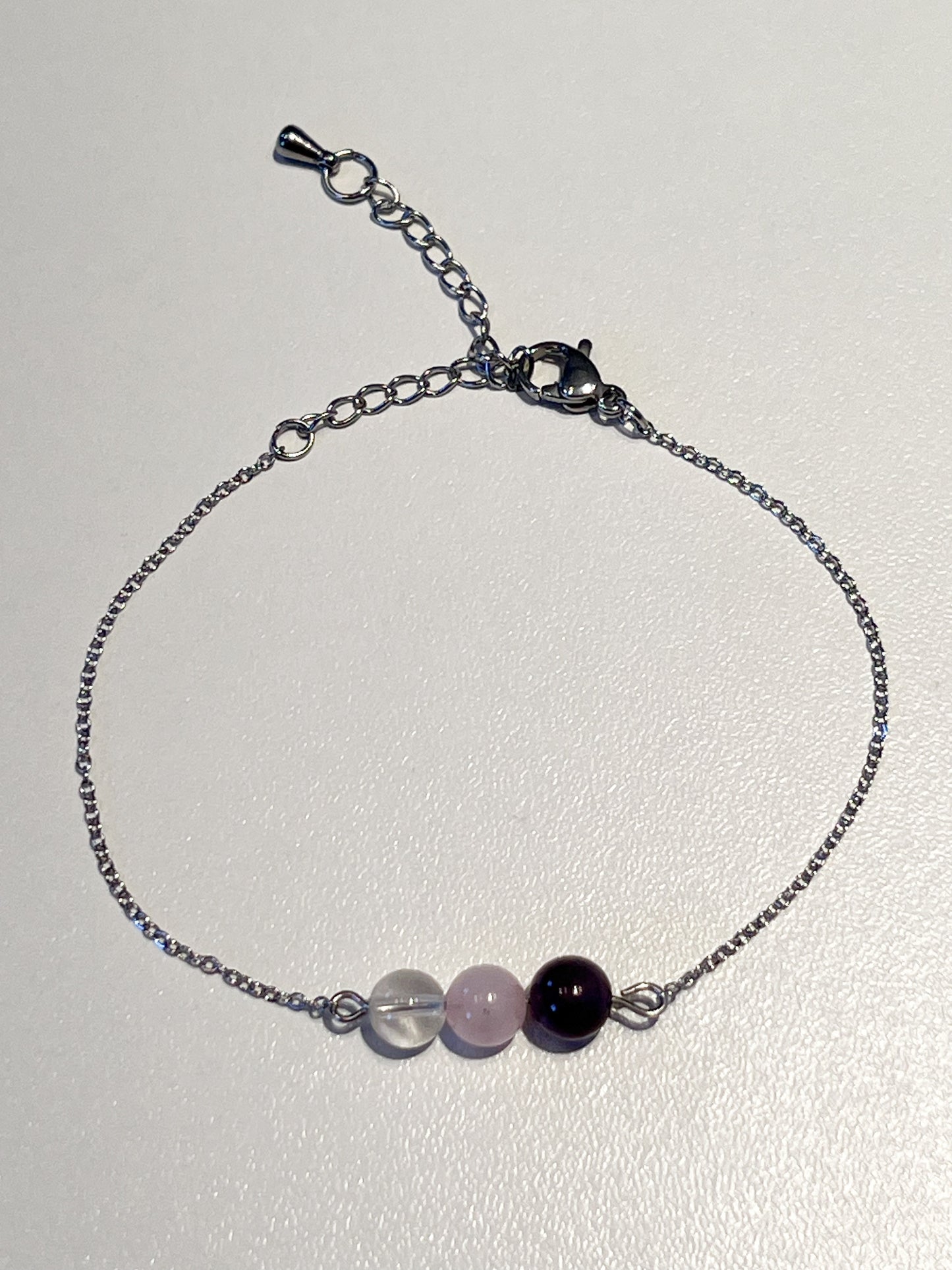 Bracelet énergétique en quartz rose, cristal de roche et améthyste : apaisement et harmonie