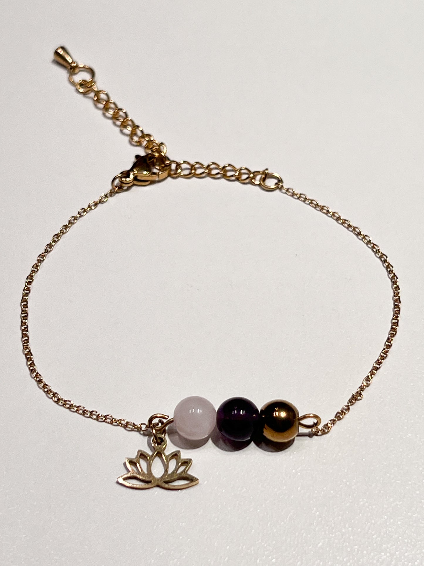 Bracelet Anti-Stress en Pierres Naturelles et Acier Doré "Bien-être & Lotus"