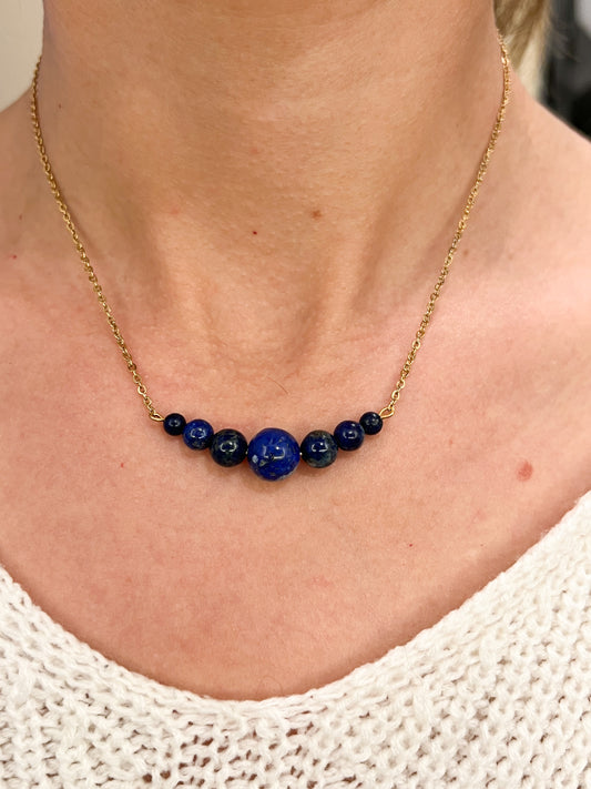 Collier lapis lazuli et acier doré – Élégance solaire et pierre d’intuition