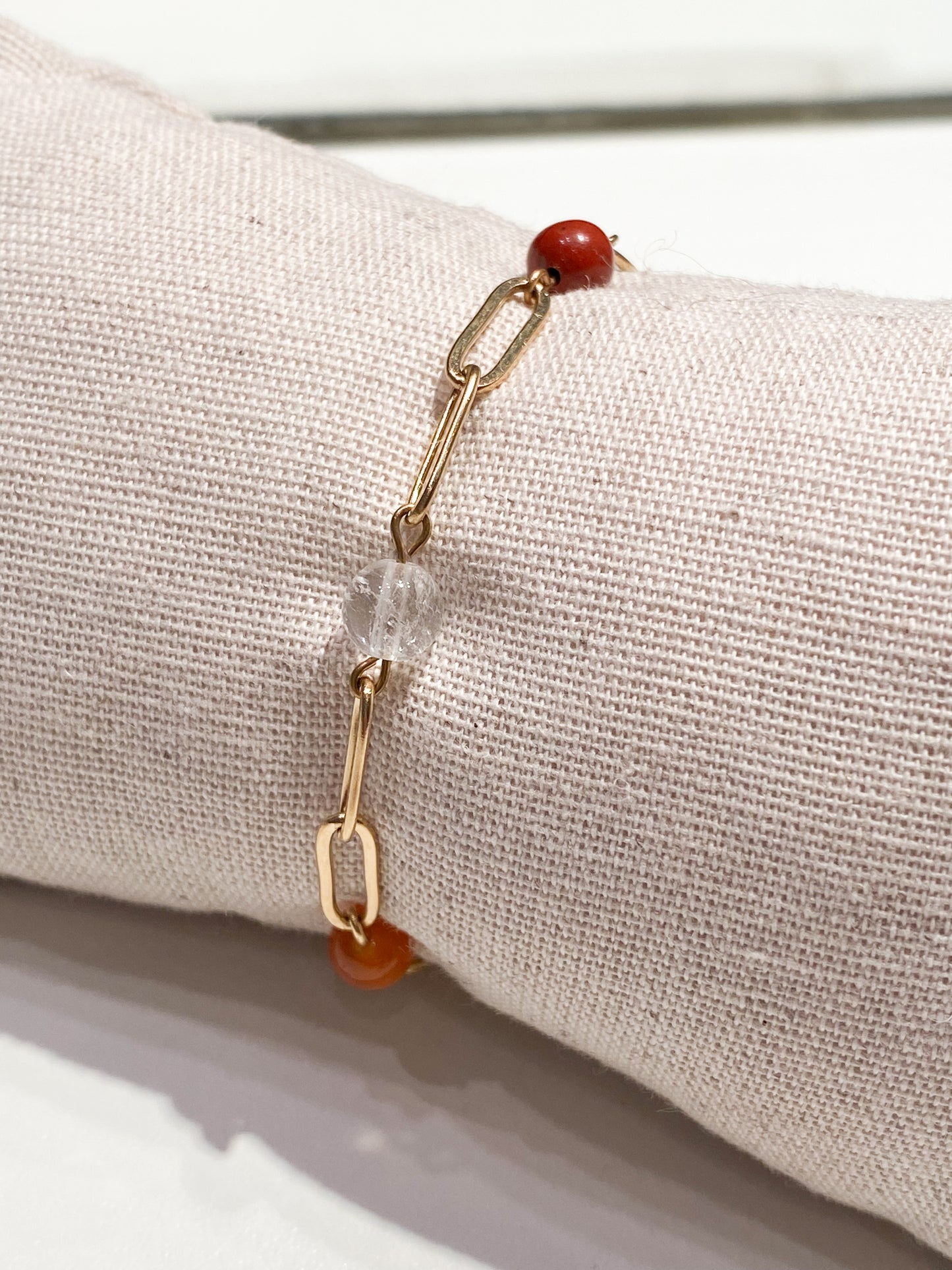 Bracelet fertilité Pierre de lune, cornaline, jaspe rouge et cristal de roche en acier inoxydable doré