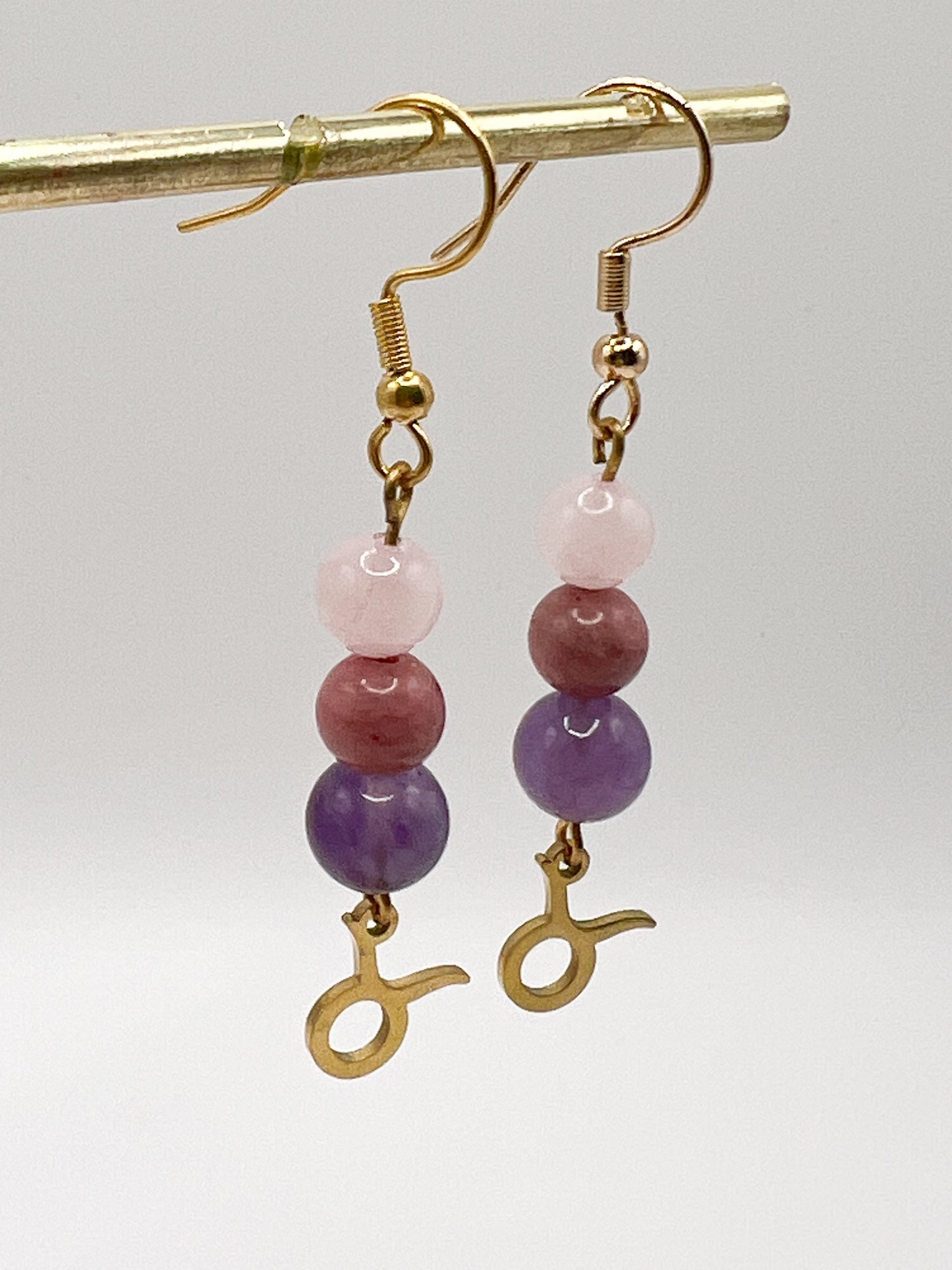 Boucles d’oreilles astro Taureau acier doré : cadeau idéal pour passionnés d’astrologie
