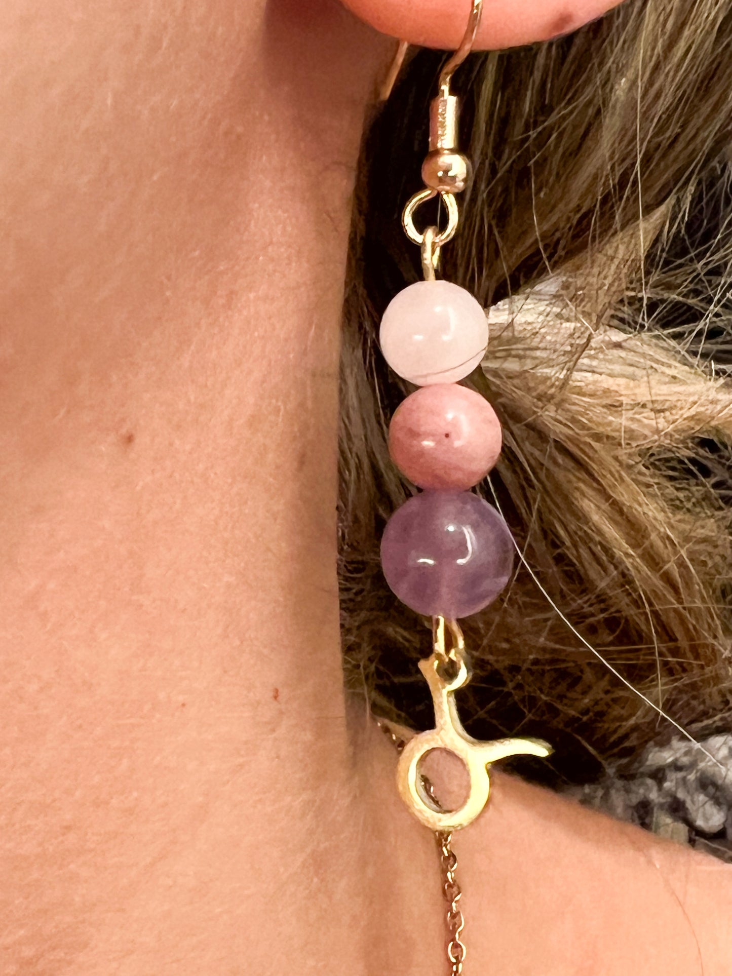 Boucles d’oreilles astro Taureau acier doré : cadeau idéal pour passionnés d’astrologie