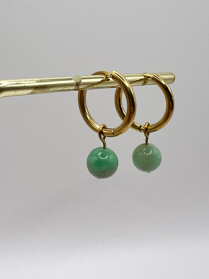 Boucles d’oreilles émeraude en acier doré – Élégance et éclat naturel