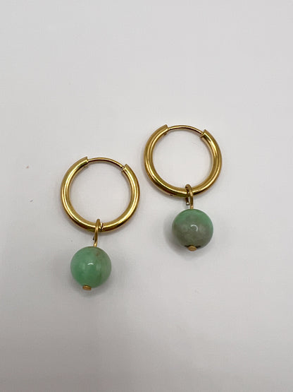 Boucles d’oreilles émeraude en acier doré – Élégance et éclat naturel
