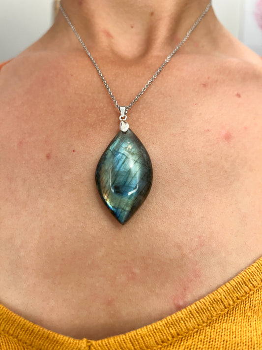 Collier Labradorite & Acier Argenté – Élégance Protectrice en Pierre Naturelle