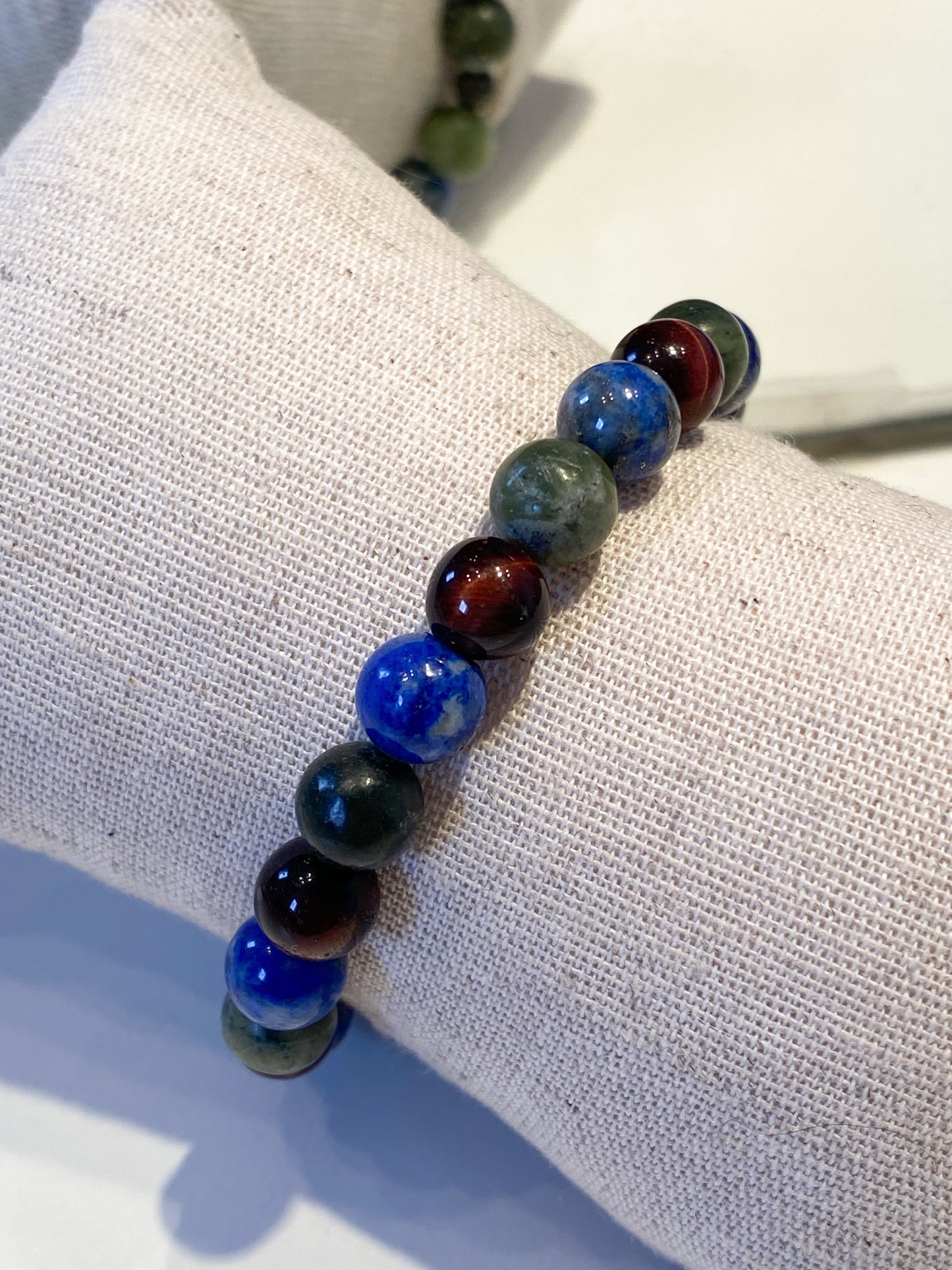 Bracelet spécial Taureau: Cristaux de Jade, Lapis Lazuli et Œil de Taureau pour la Stabilité et la Confiance