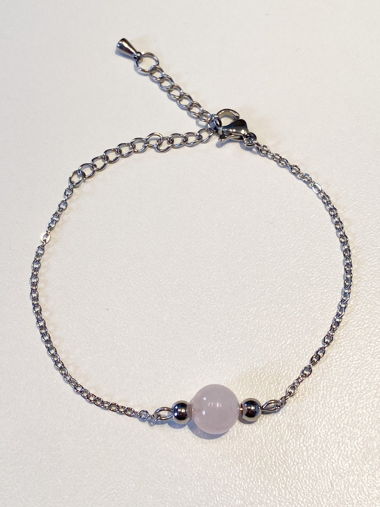 Bracelet en Acier Inoxydable Argenté et Quartz Rose : Élégance Moderne et Douceur Naturelle