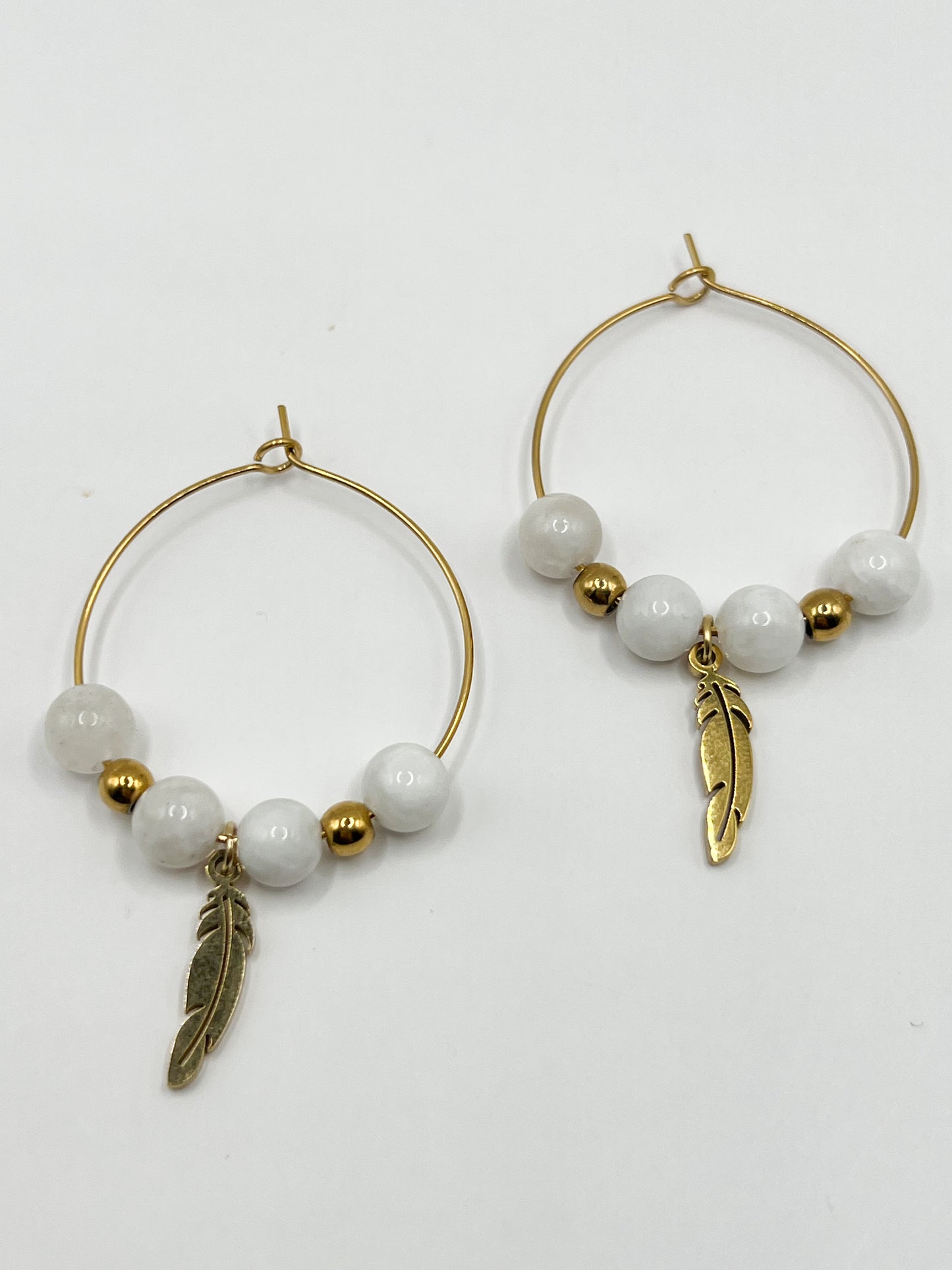Boucles d’Oreilles Pierre de Lune Naturelle & Acier Doré – Intuition & Féminité