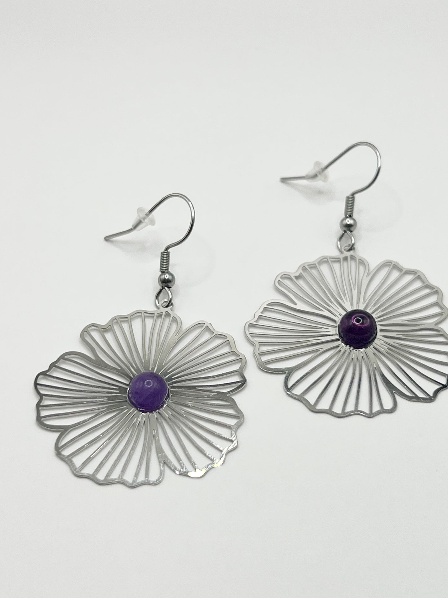 Boucles d’Oreilles Fleur en Améthyste Naturelle – Élégance Féminine & Apaisement Émotionnel
