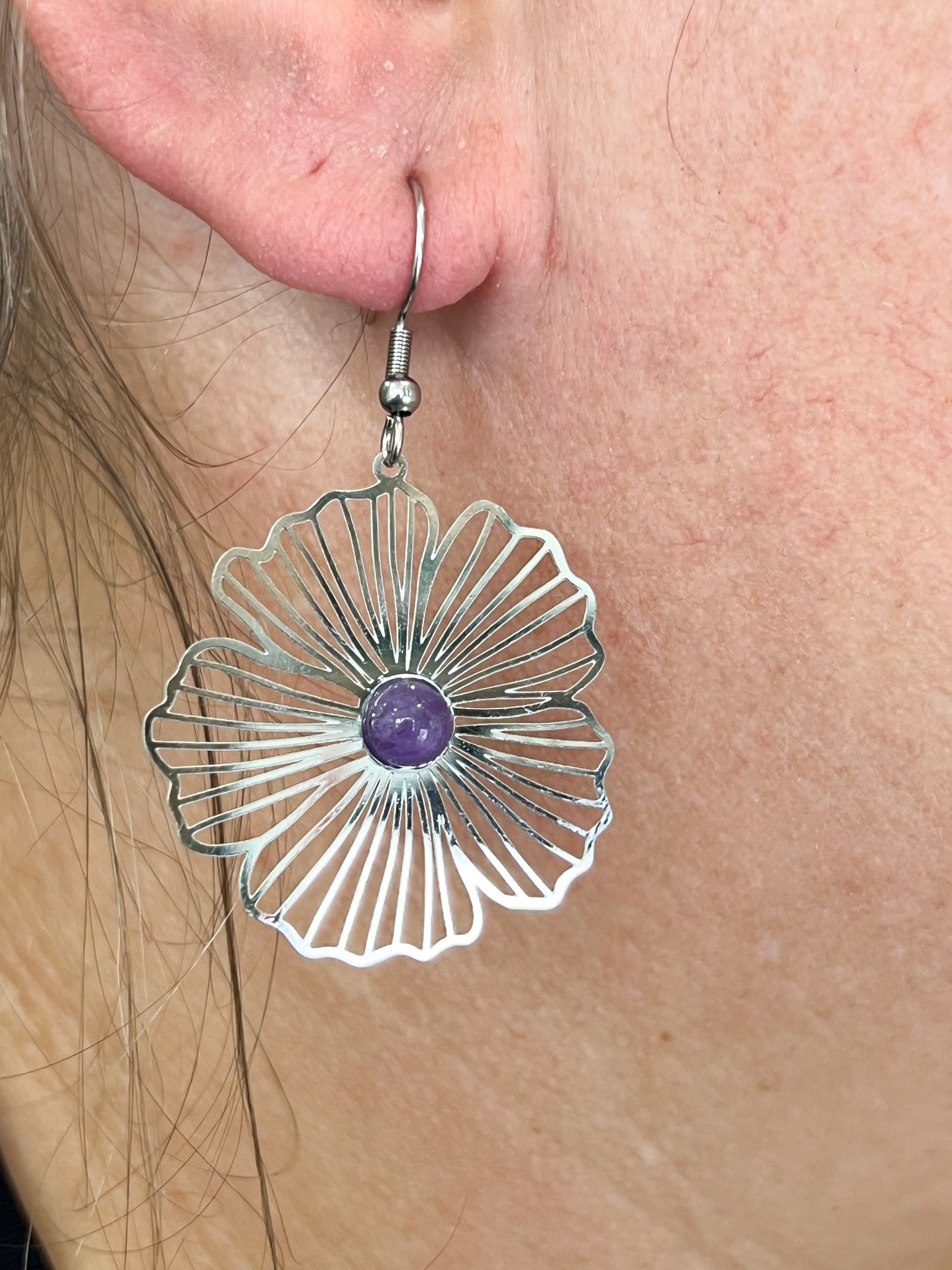 Boucles d’Oreilles Fleur en Améthyste Naturelle – Élégance Féminine & Apaisement Émotionnel