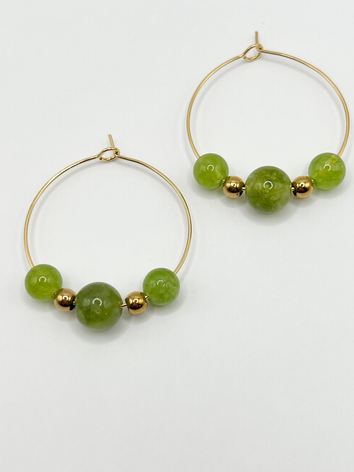 Boucles d’Oreilles Énergétiques en Péridot – Pierre Naturelle & Acier Doré Hypoallergénique