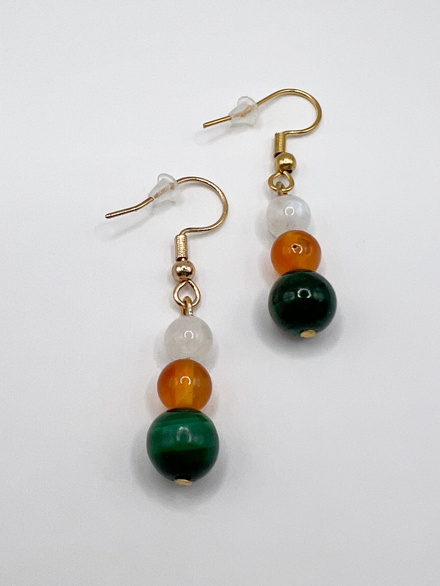 Boucles d’Oreilles Endométriose en Pierres Naturelles & Acier Doré – Bien-Être Féminin & Harmonie