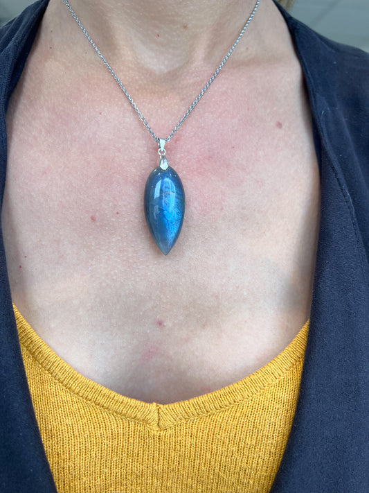 Collier Labradorite & Acier Argenté – Élégance Protectrice en Pierre Naturelle