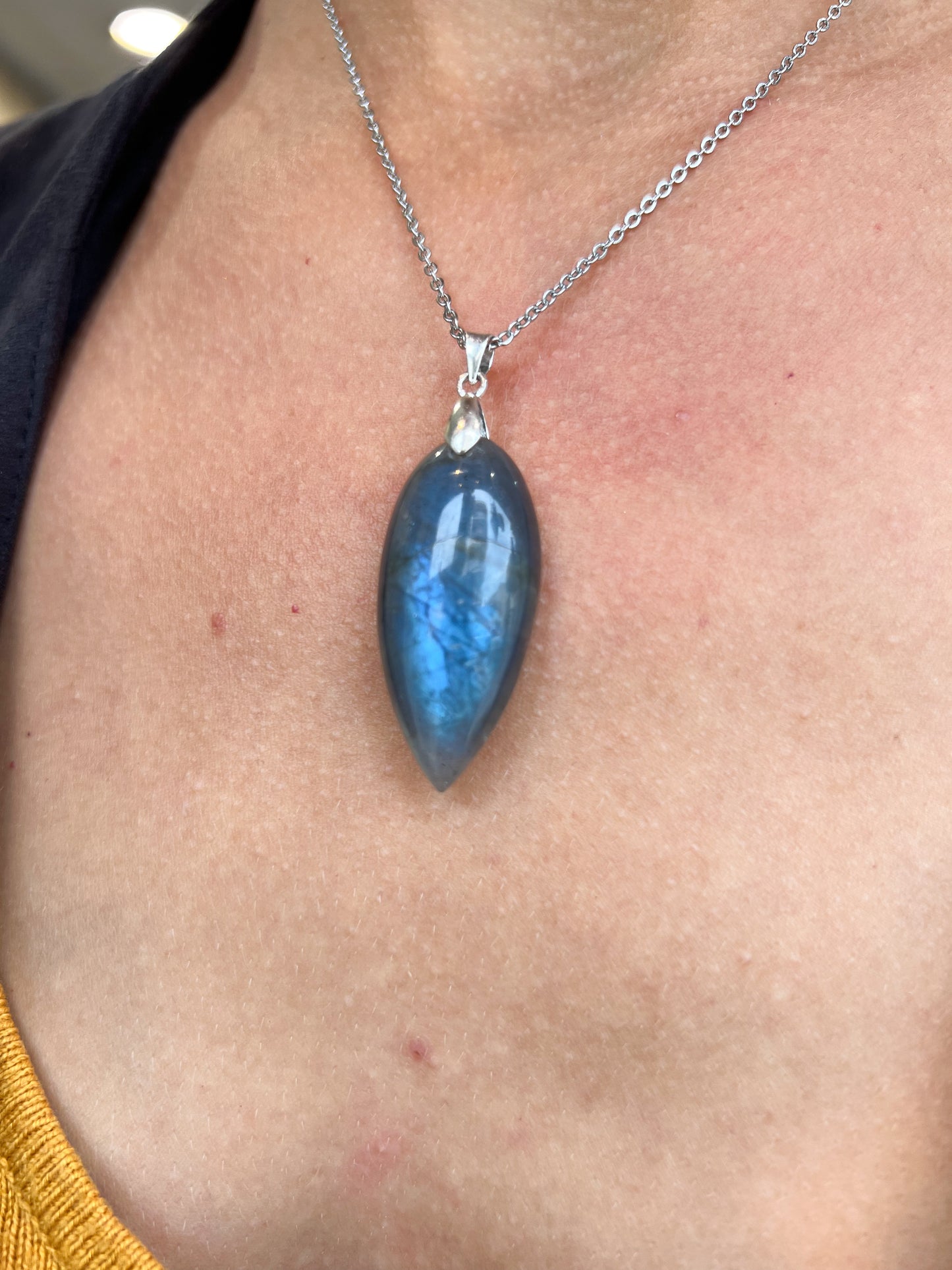 Collier Labradorite & Acier Argenté – Élégance Protectrice en Pierre Naturelle