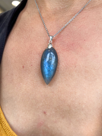 Collier Labradorite & Acier Argenté – Élégance Protectrice en Pierre Naturelle