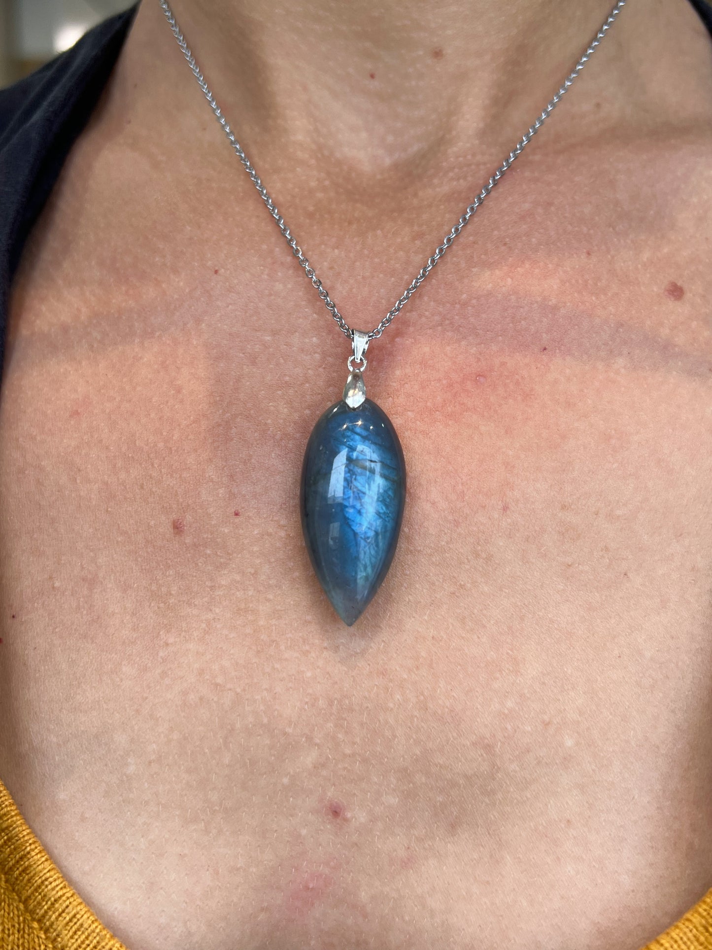 Collier Labradorite & Acier Argenté – Élégance Protectrice en Pierre Naturelle